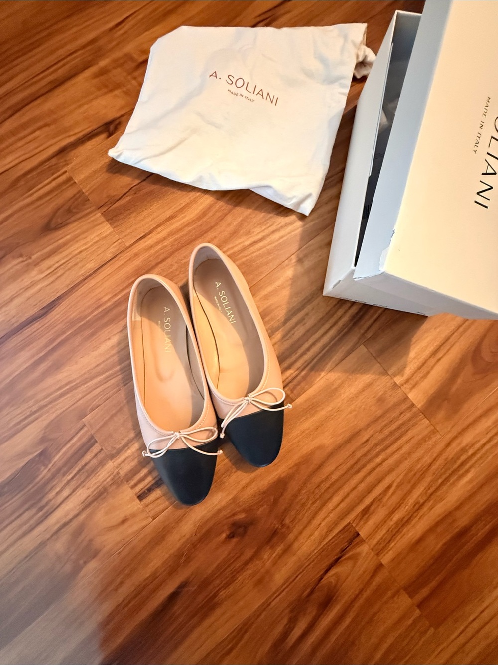 Vero Cuoio Two-Tone Black and Beige Bow Flats